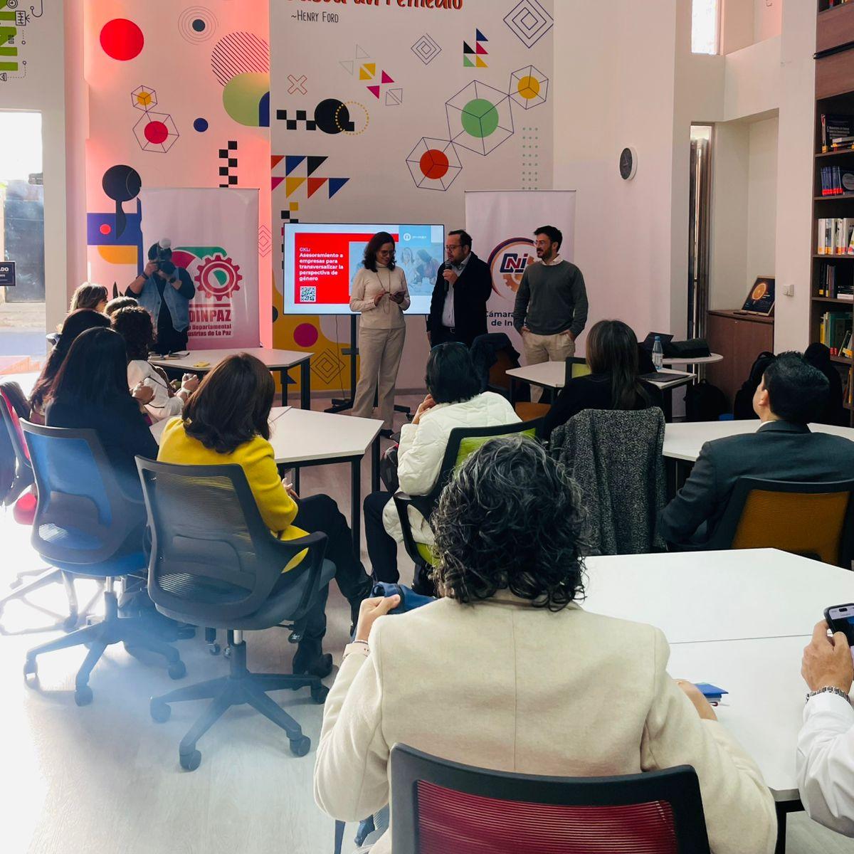 Presidente de la CADINPAZ  participó de conversatorio sobre perspectivas de género